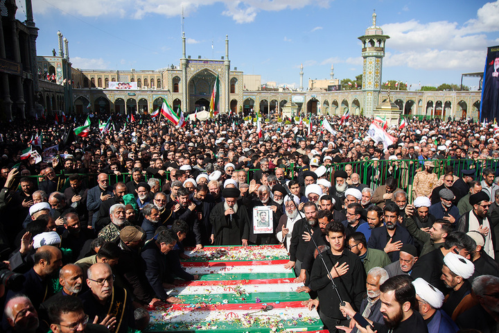 تشییع پیکر شهدای حمله آمریکایی صهیونی به پردیسان قم در حرم مطهر