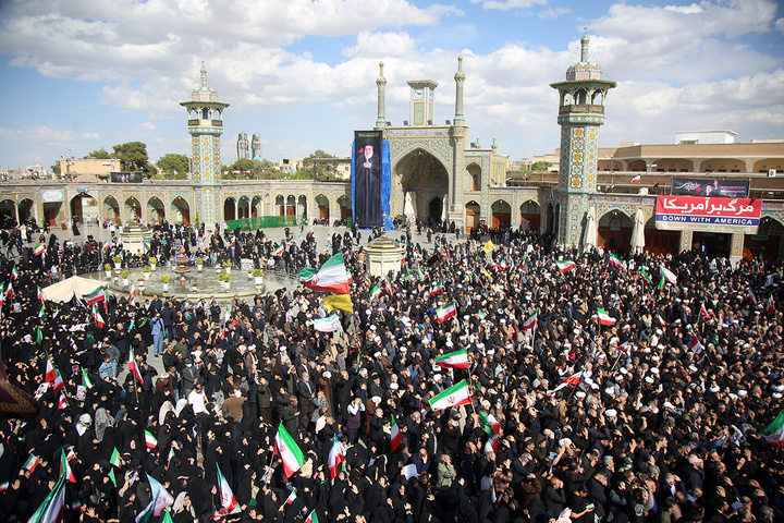 تشییع پیکر شهدای حمله آمریکایی صهیونی به پردیسان قم در حرم مطهر