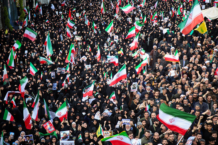 تشییع پیکر شهدای حمله آمریکایی صهیونی به پردیسان قم در حرم مطهر