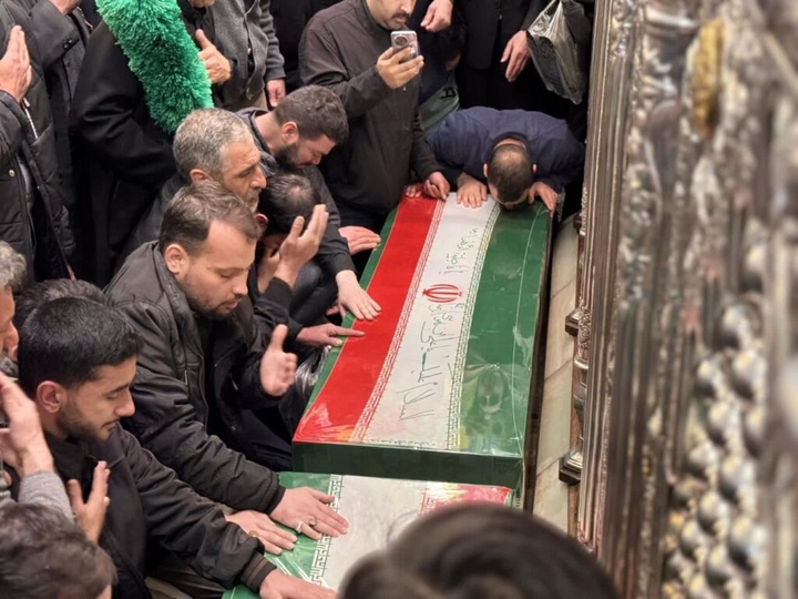 طواف پیکر دو شهید حملات آمریکایی صهیونی بر گرد ضریح مطهر بانوی کرامت