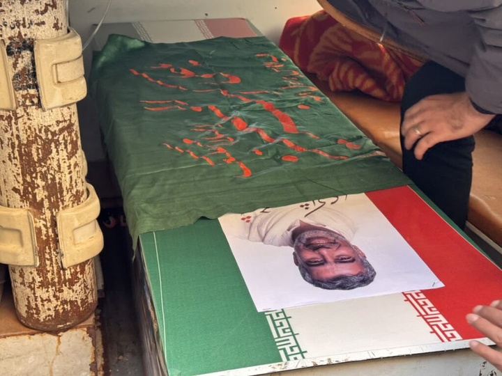 طواف پیکر دو شهید حملات آمریکایی صهیونی بر گرد ضریح مطهر بانوی کرامت