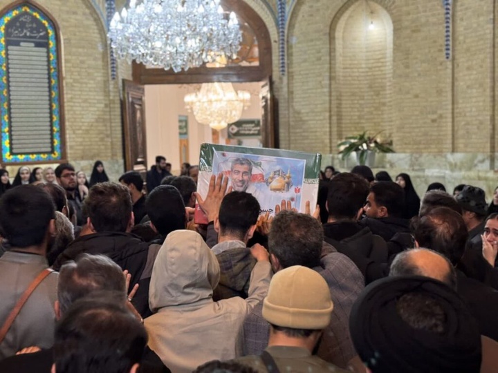 طواف پیکر دو شهید حملات آمریکایی صهیونی بر گرد ضریح مطهر بانوی کرامت