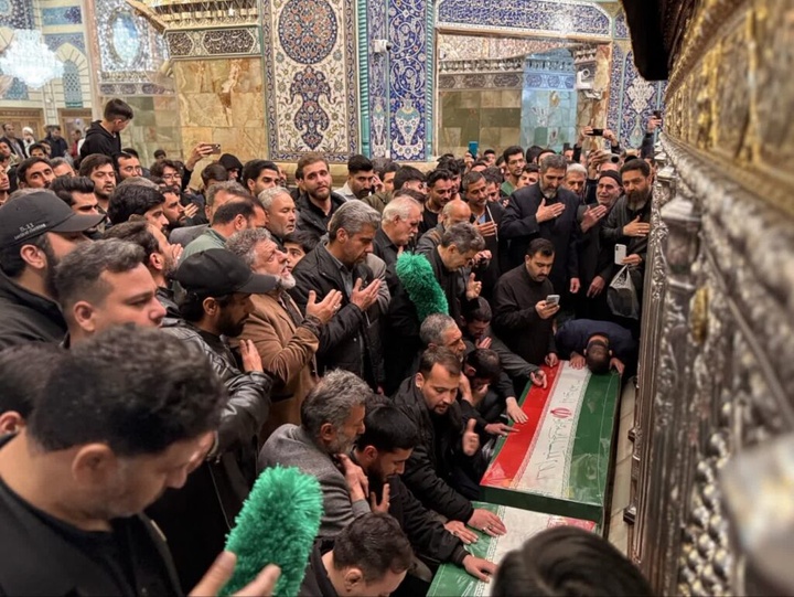 طواف پیکر دو شهید حملات آمریکایی صهیونی بر گرد ضریح مطهر بانوی کرامت