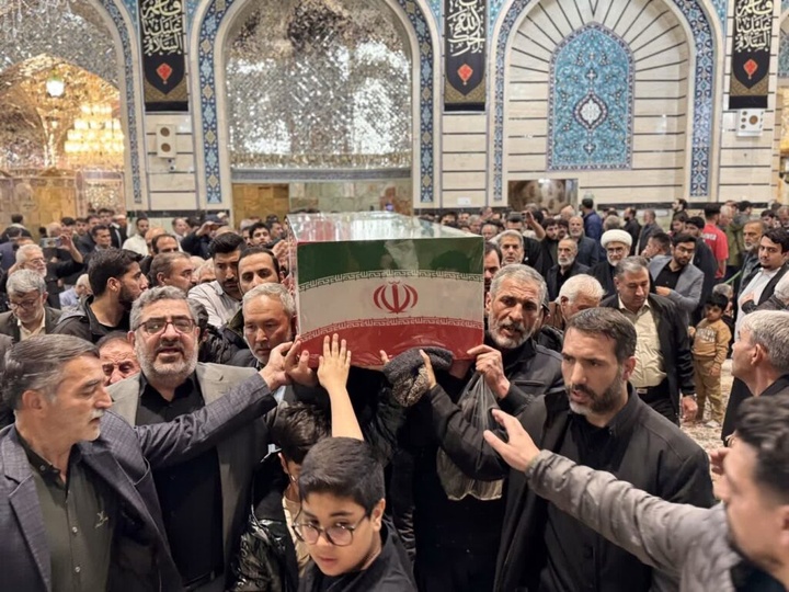 طواف پیکر دو شهید حملات آمریکایی صهیونی بر گرد ضریح مطهر بانوی کرامت