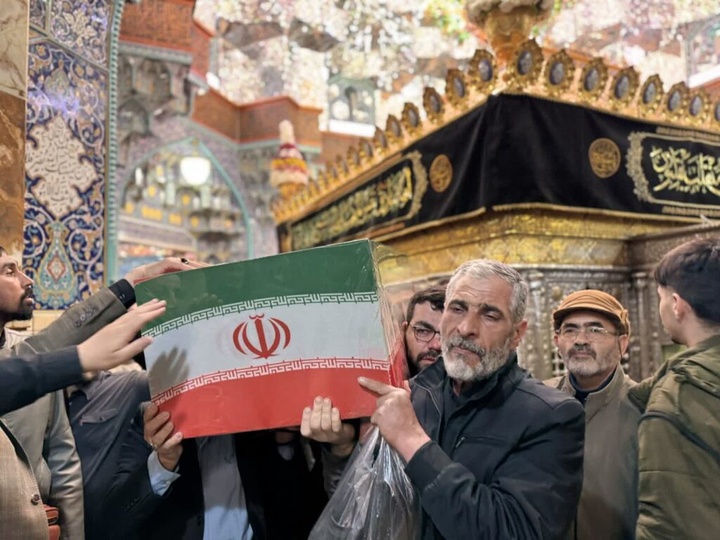 طواف پیکر دو شهید حملات آمریکایی صهیونی بر گرد ضریح مطهر بانوی کرامت