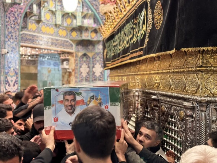 طواف پیکر دو شهید حملات آمریکایی صهیونی بر گرد ضریح مطهر بانوی کرامت