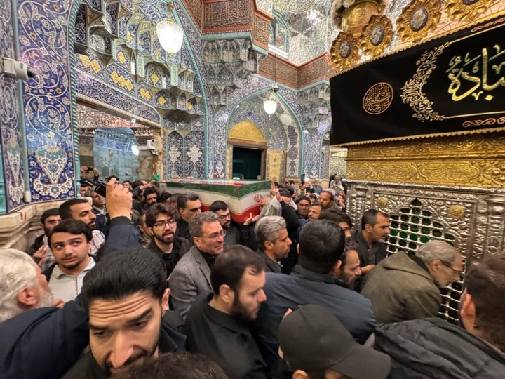 طواف پیکر دو شهید حملات آمریکایی صهیونی بر گرد ضریح مطهر بانوی کرامت