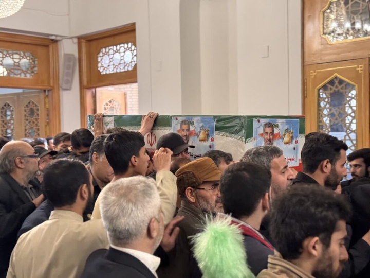 طواف پیکر دو شهید حملات آمریکایی صهیونی بر گرد ضریح مطهر بانوی کرامت