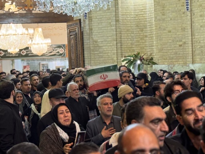 طواف پیکر دو شهید حملات آمریکایی صهیونی بر گرد ضریح مطهر بانوی کرامت