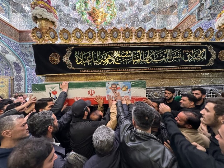 طواف پیکر دو شهید حملات آمریکایی صهیونی بر گرد ضریح مطهر بانوی کرامت