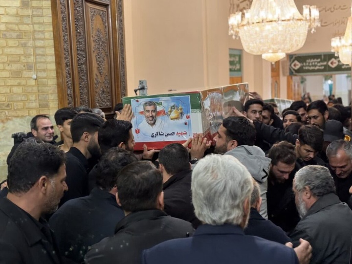 طواف پیکر دو شهید حملات آمریکایی صهیونی بر گرد ضریح مطهر بانوی کرامت