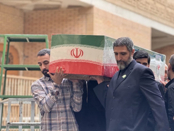 طواف پیکر دو شهید حملات آمریکایی صهیونی بر گرد ضریح مطهر بانوی کرامت