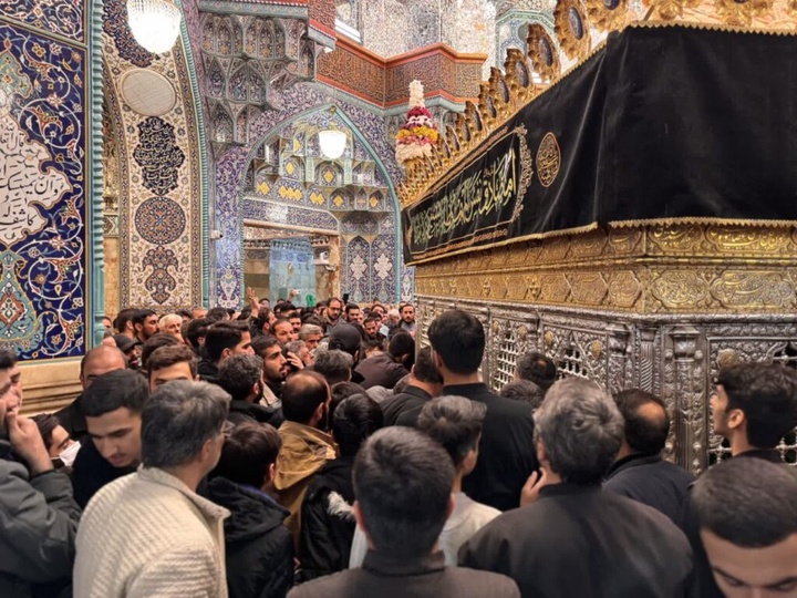 طواف پیکر دو شهید حملات آمریکایی صهیونی بر گرد ضریح مطهر بانوی کرامت