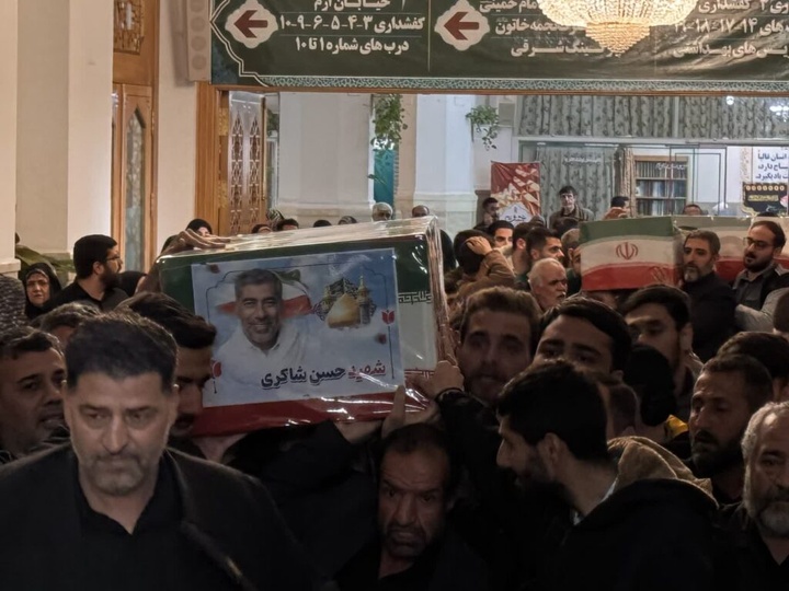 طواف پیکر دو شهید حملات آمریکایی صهیونی بر گرد ضریح مطهر بانوی کرامت