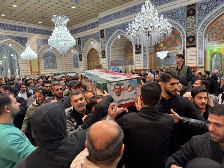 طواف پیکر دو شهید حملات آمریکایی صهیونی بر گرد ضریح مطهر بانوی کرامت