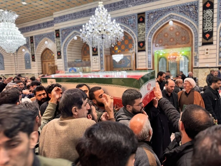 طواف پیکر دو شهید حملات آمریکایی صهیونی بر گرد ضریح مطهر بانوی کرامت