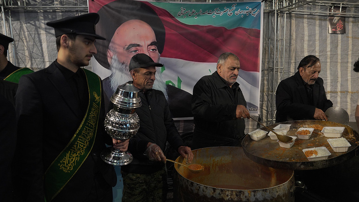 تقدیر مسئولان حرم مطهر بانوی کرامت از موکب‌های غیرایرانی تجمعات مردمی قم