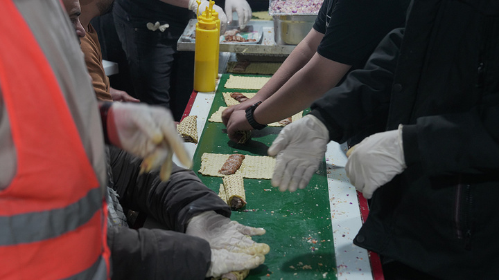 تقدیر مسئولان حرم مطهر بانوی کرامت از موکب‌های غیرایرانی تجمعات مردمی قم