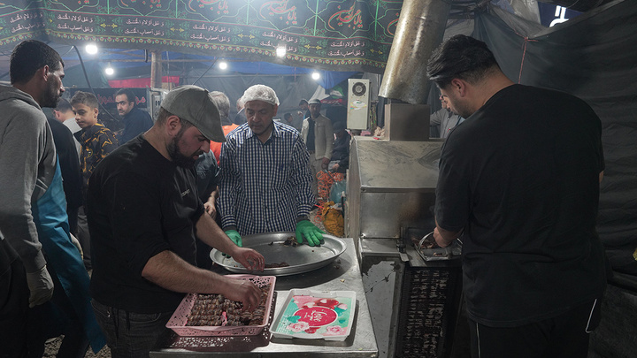 تقدیر مسئولان حرم مطهر بانوی کرامت از موکب‌های غیرایرانی تجمعات مردمی قم