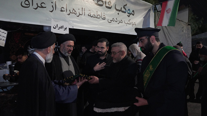 تقدیر مسئولان حرم مطهر بانوی کرامت از موکب‌های غیرایرانی تجمعات مردمی قم