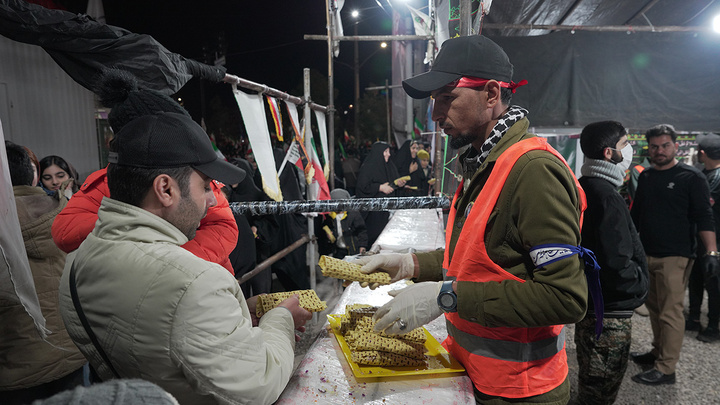 تقدیر مسئولان حرم مطهر بانوی کرامت از موکب‌های غیرایرانی تجمعات مردمی قم