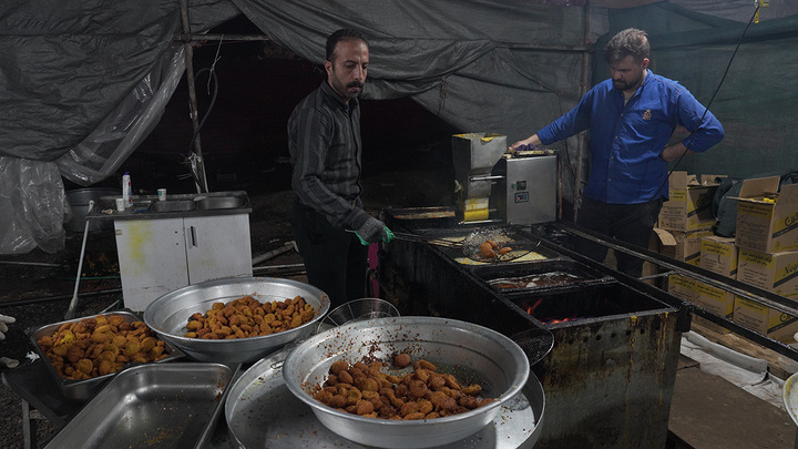 تقدیر مسئولان حرم مطهر بانوی کرامت از موکب‌های غیرایرانی تجمعات مردمی قم