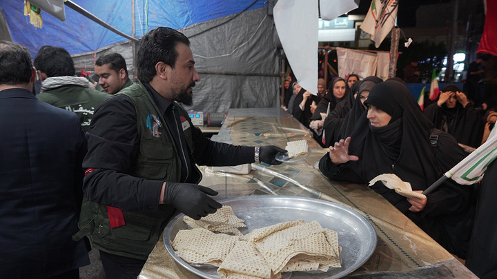 تقدیر مسئولان حرم مطهر بانوی کرامت از موکب‌های غیرایرانی تجمعات مردمی قم