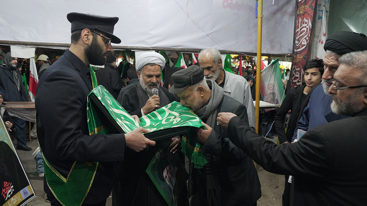 تقدیر مسئولان حرم مطهر بانوی کرامت از موکب‌های غیرایرانی تجمعات مردمی قم