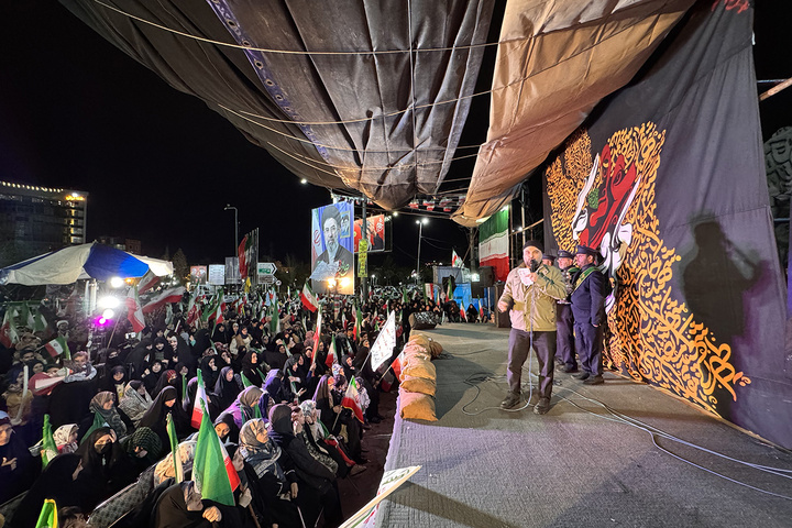 حضور خادمان حرم بانوی کرامت در اجتماعات پرشور خیابان‌ها و میادین قم