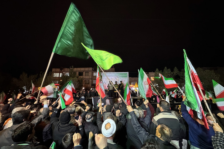 حضور خادمان حرم بانوی کرامت در اجتماعات پرشور خیابان‌ها و میادین قم