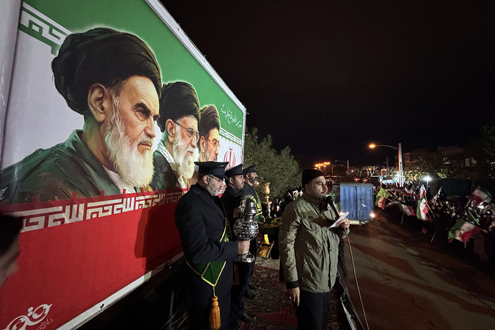 حضور خادمان حرم بانوی کرامت در اجتماعات پرشور خیابان‌ها و میادین قم