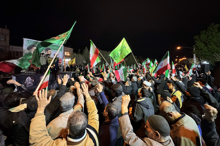 حضور خادمان حرم بانوی کرامت در اجتماعات پرشور خیابان‌ها و میادین قم