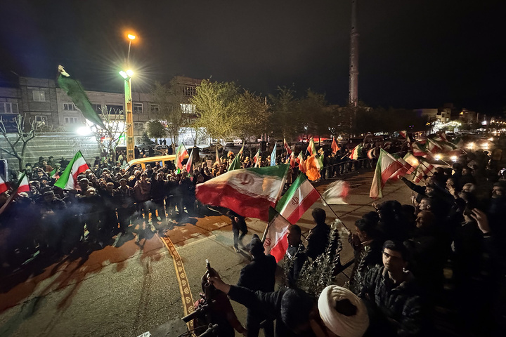 حضور خادمان حرم بانوی کرامت در اجتماعات پرشور خیابان‌ها و میادین قم