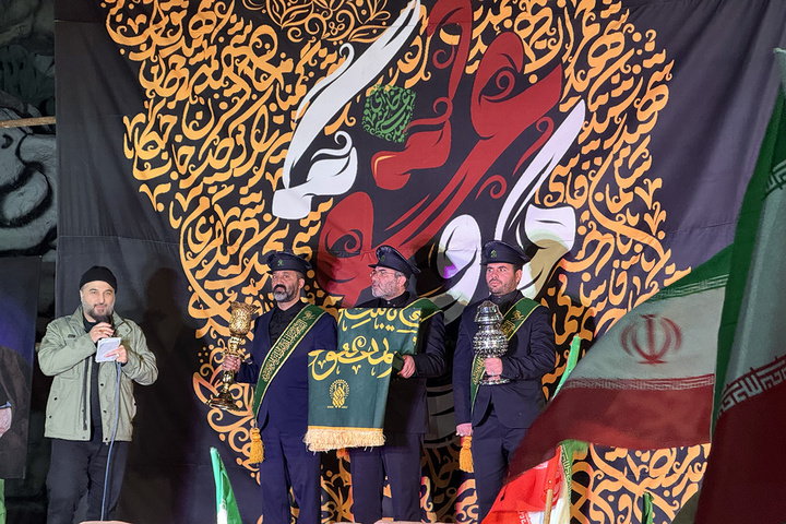 حضور خادمان حرم بانوی کرامت در اجتماعات پرشور خیابان‌ها و میادین قم