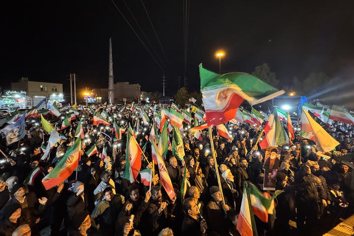 حضور خادمان حرم بانوی کرامت در اجتماعات پرشور خیابان‌ها و میادین قم