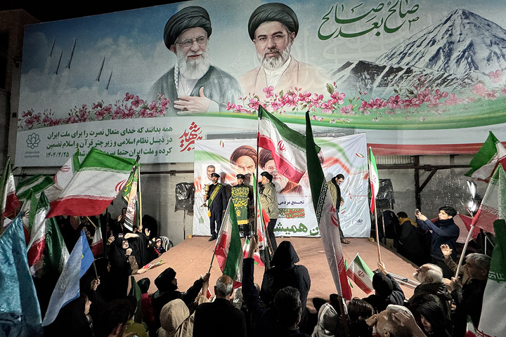 حضور خادمان حرم بانوی کرامت در اجتماعات پرشور خیابان‌ها و میادین قم