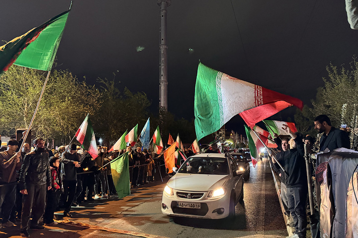 حضور خادمان حرم بانوی کرامت در اجتماعات پرشور خیابان‌ها و میادین قم