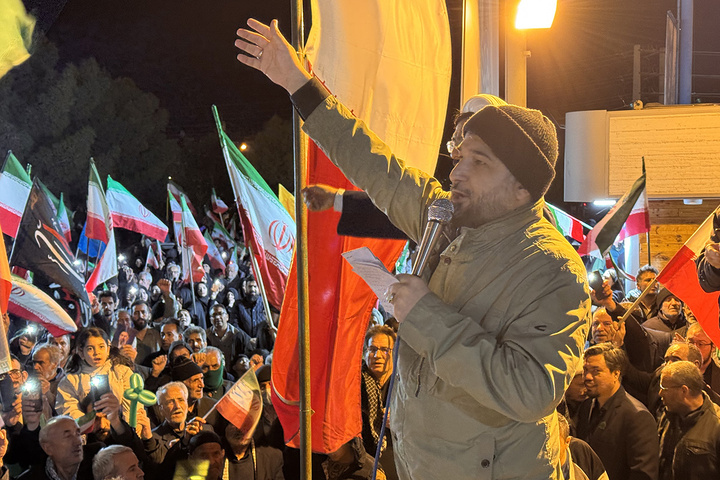 حضور خادمان حرم بانوی کرامت در اجتماعات پرشور خیابان‌ها و میادین قم