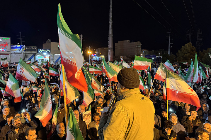 حضور خادمان حرم بانوی کرامت در اجتماعات پرشور خیابان‌ها و میادین قم