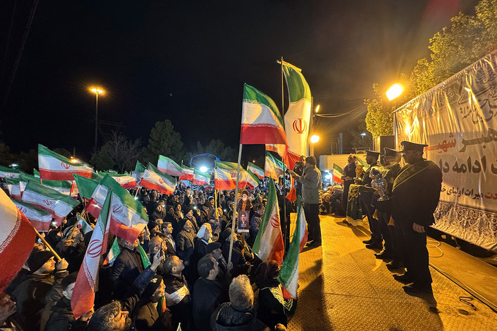 حضور خادمان حرم بانوی کرامت در اجتماعات پرشور خیابان‌ها و میادین قم