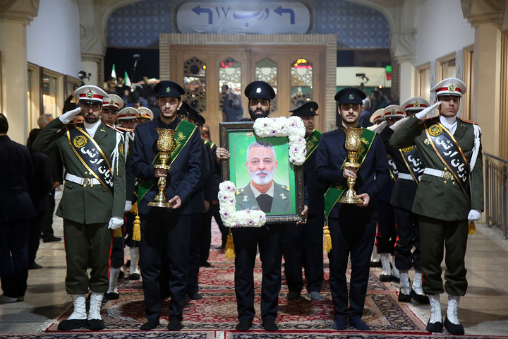 وداع باشکوه مردم قم با پیکر سپهبد موسوی در حرم بانوی کرامت