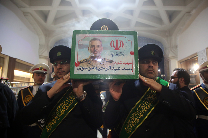 وداع باشکوه مردم قم با پیکر سپهبد موسوی در حرم بانوی کرامت