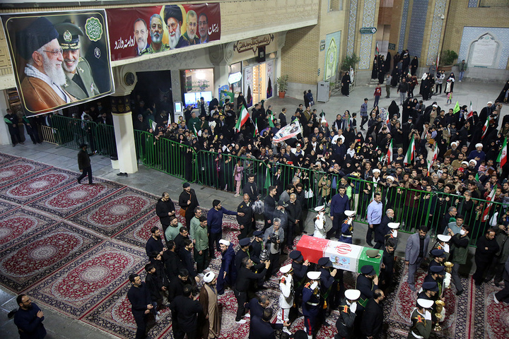 وداع باشکوه مردم قم با پیکر سپهبد موسوی در حرم بانوی کرامت