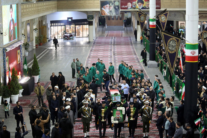 وداع باشکوه مردم قم با پیکر سپهبد موسوی در حرم بانوی کرامت