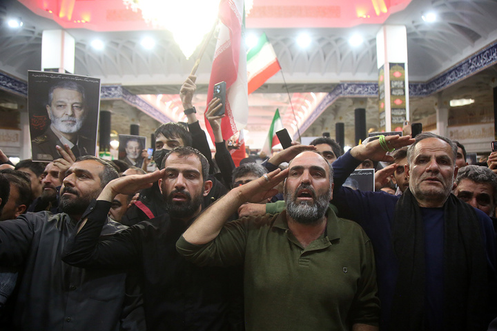 وداع باشکوه مردم قم با پیکر سپهبد موسوی در حرم بانوی کرامت