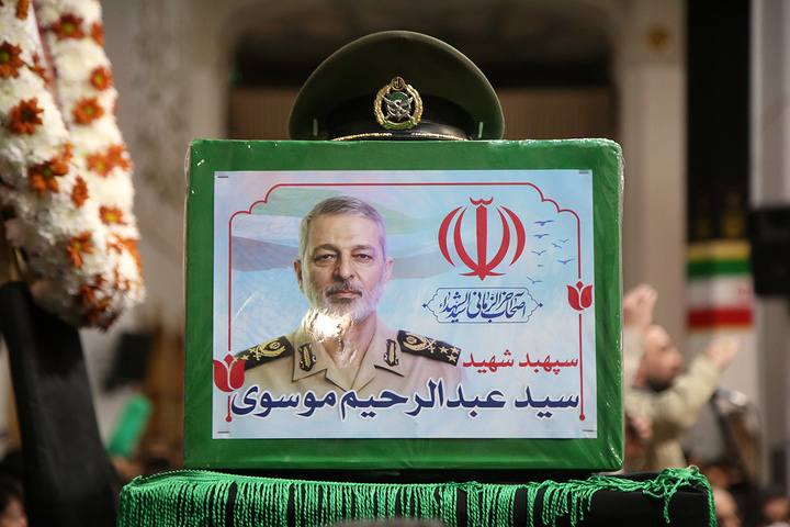 وداع باشکوه مردم قم با پیکر سپهبد موسوی در حرم بانوی کرامت