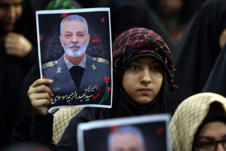 وداع باشکوه مردم قم با پیکر سپهبد موسوی در حرم بانوی کرامت