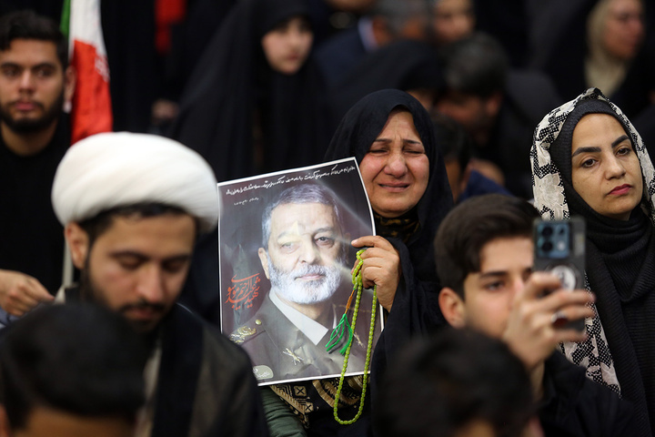 وداع باشکوه مردم قم با پیکر سپهبد موسوی در حرم بانوی کرامت