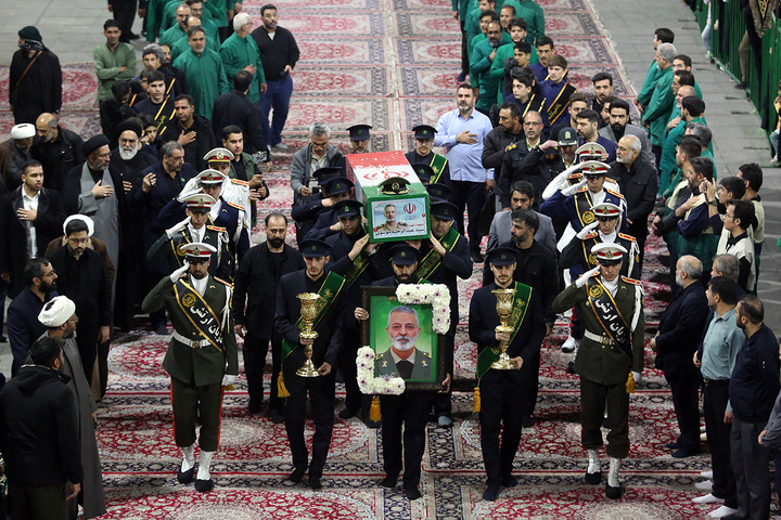 وداع باشکوه مردم قم با پیکر سپهبد موسوی در حرم بانوی کرامت