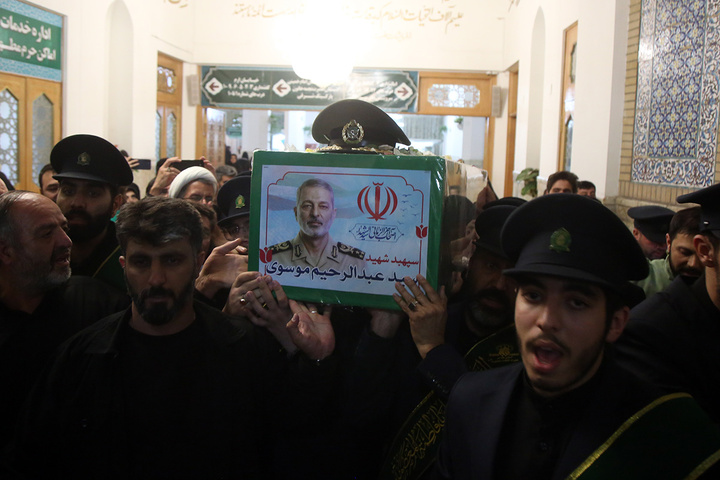 وداع باشکوه مردم قم با پیکر سپهبد موسوی در حرم بانوی کرامت